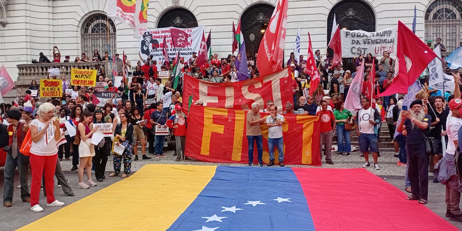 no-rio,-cinelandia-tem-protesto-contra-sequestro-de-nicolas-maduro
