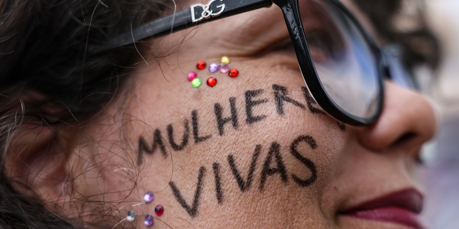 feminicidios-e-mulheres-feridas-por-arma-de-fogo-cresceram-52%-em-2025