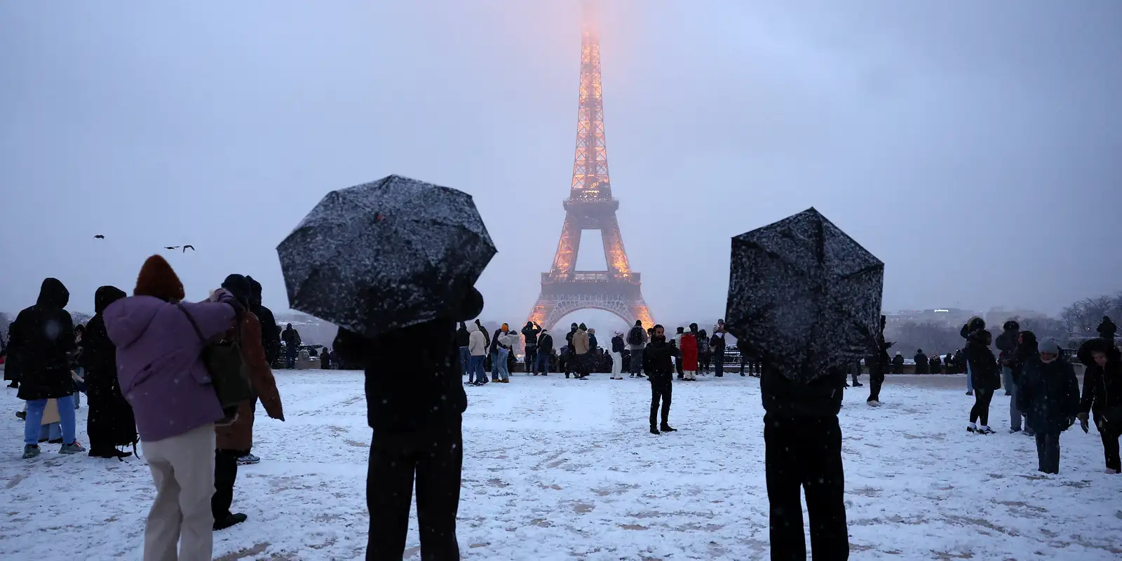 onda-de-frio-na-europa:-na-franca,-forte-nevasca-cobre-paris-de-branco