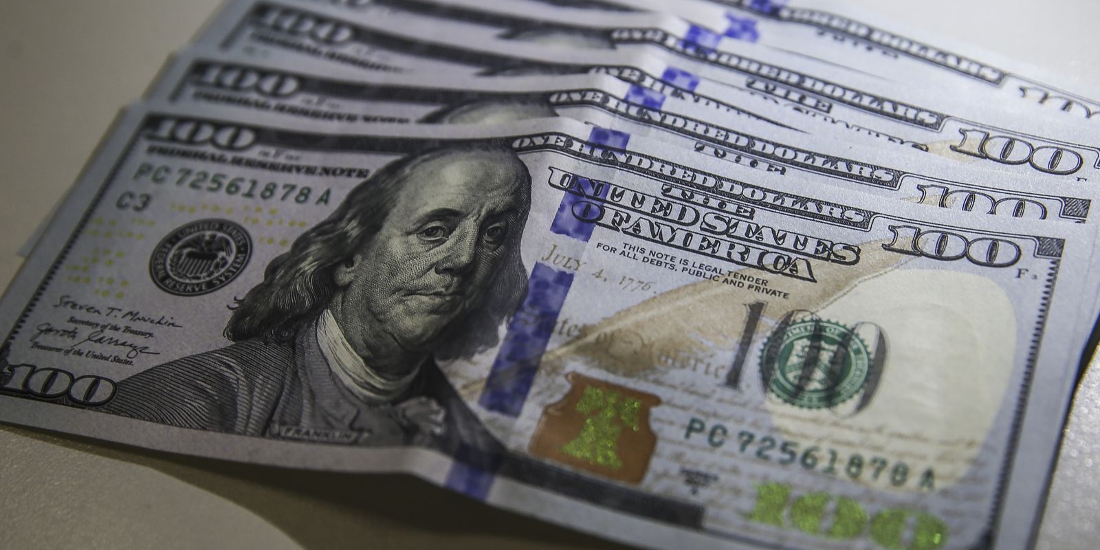 dolar-cai-para-r$-5,20-e-atinge-menor-valor-em-20-meses