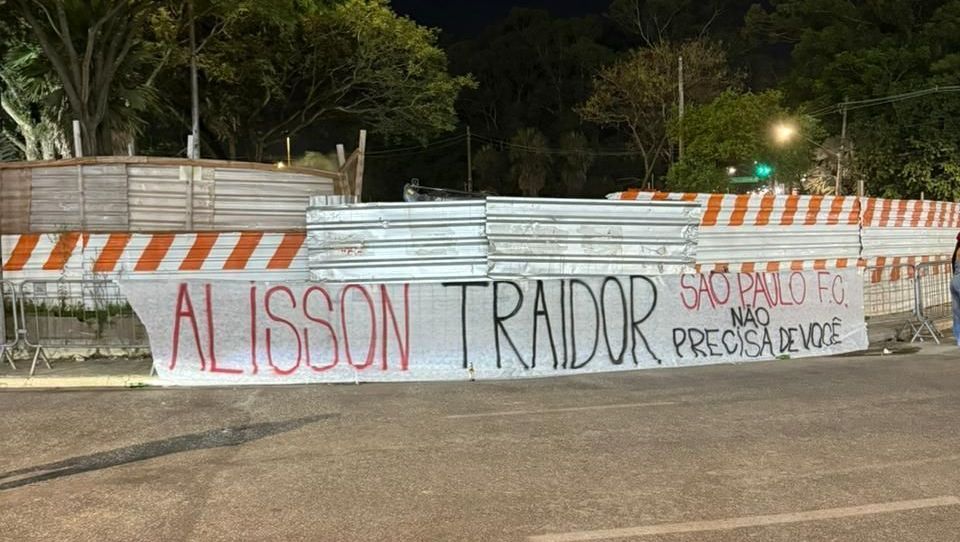 torcida-do-sao-paulo-protesta-contra-alisson,-apos-conversa-com-corinthians