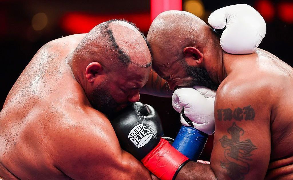 boxeador-leva-socos-na-cabeca-e-perde-peruca-durante-luta;-veja