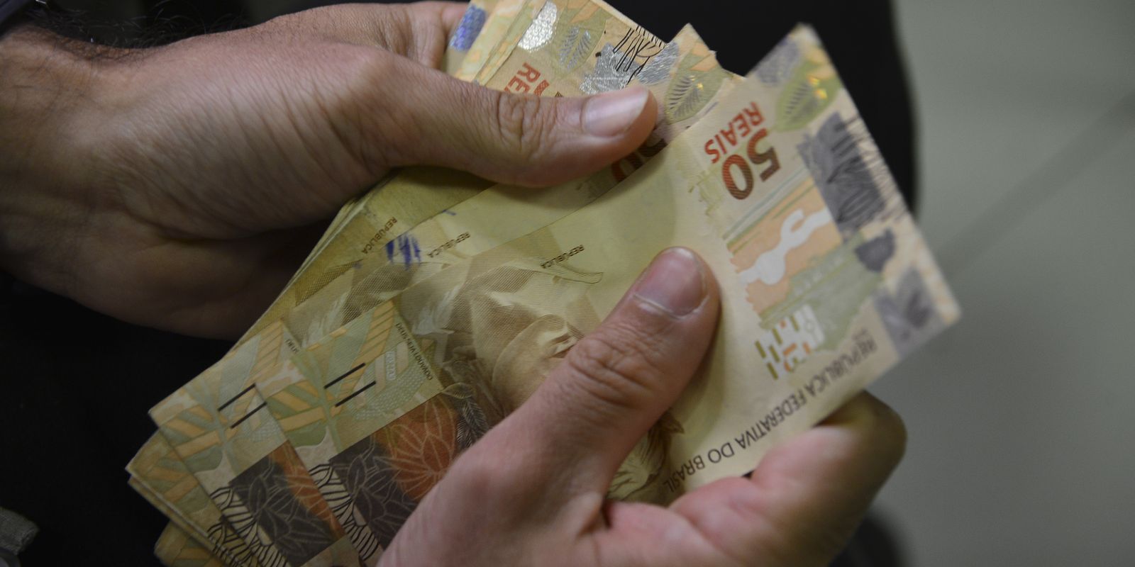 consulta-ao-abono-salarial-estara-disponivel-a-partir-de-amanha