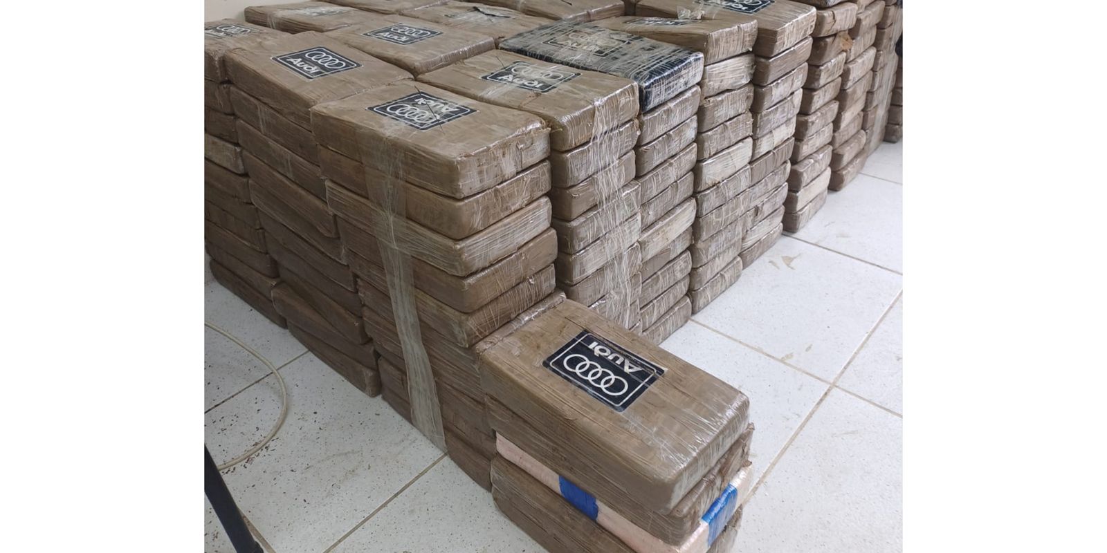 operacao-internacional-apreende-1,3-t-de-cocaina-em-alto-mar