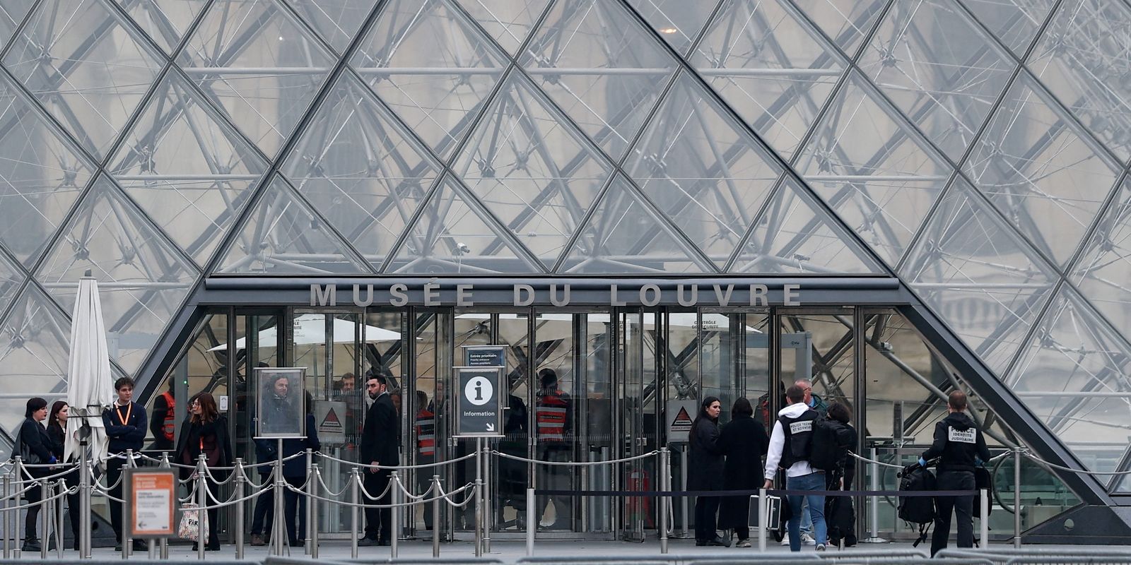 vazamento-de-agua-atinge-galeria-do-louvre;-mona-lisa-nao-foi-afetada