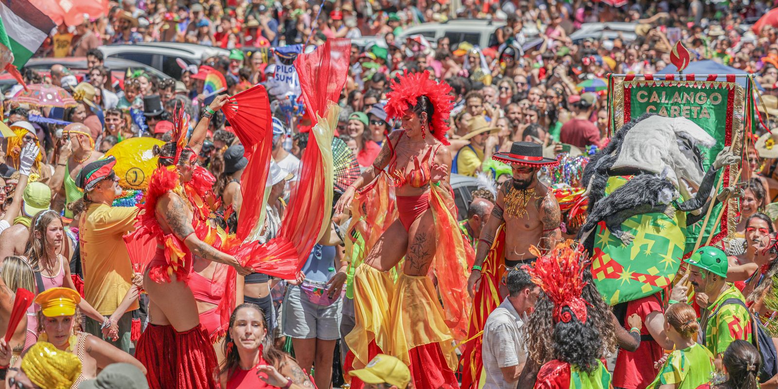 calango-careta-ocupa-brasilia-com-alegorias,-orquestra-e-arte-circense