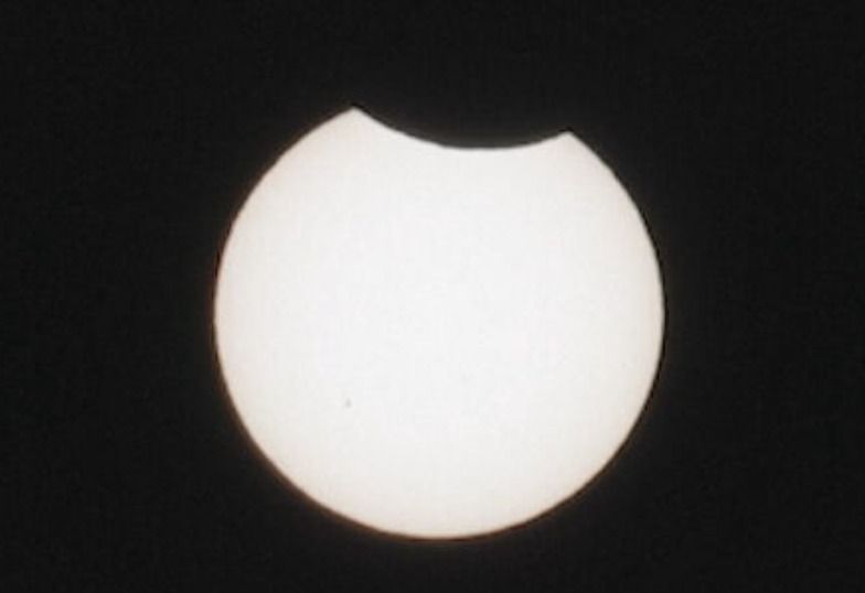 eclipse-solar-e-visto-do-hemisferio-sul-com-“anel-de-fogo”;-veja-imagens