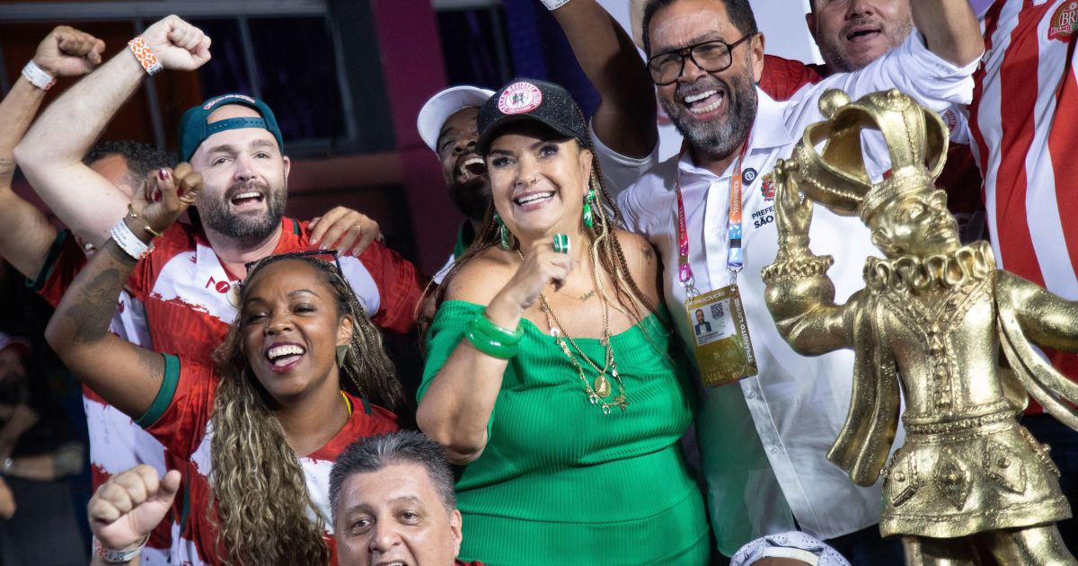 mocidade-alegre-recebe-trofeu-apos-vencer-carnaval-de-sp;-veja-momento