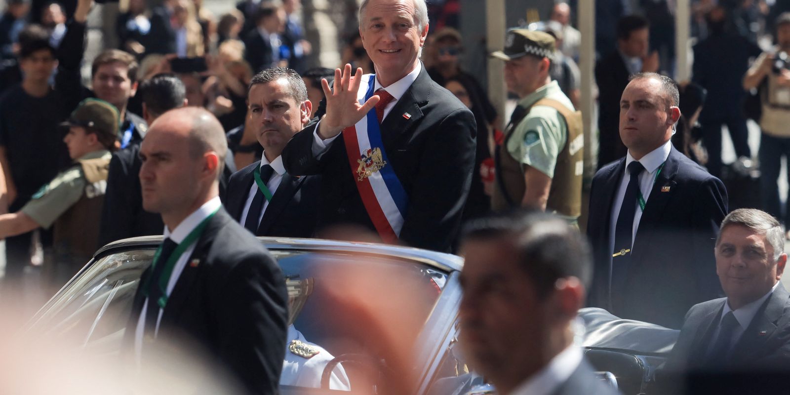 kast-assina-decretos-para-criar-muros-anti-imigracao-no-chile