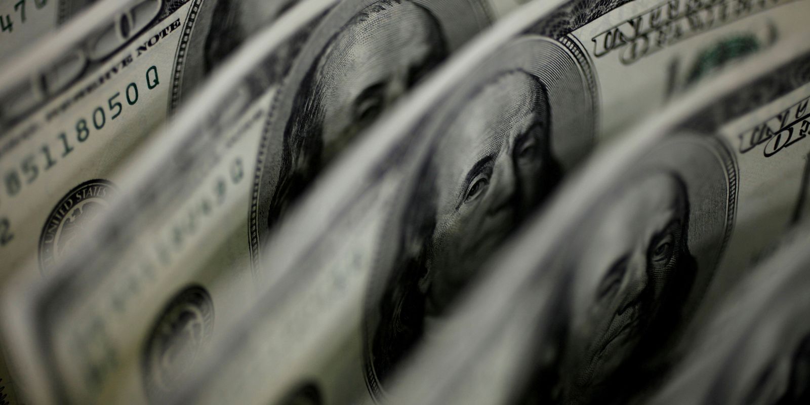 dolar-encosta-em-r$-5,25-com-agravamento-da-guerra-no-oriente-medio