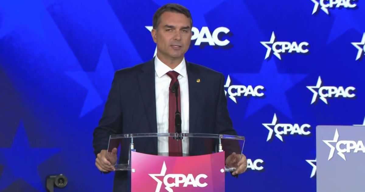 na-cpac,-flavio-afirma-que-nao-quer-interferencia-estrangeira-nas-eleicoes