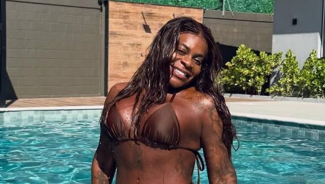 jojo-todynho-posa-de-biquini-ao-curtir-dia-de-sol-na-piscina