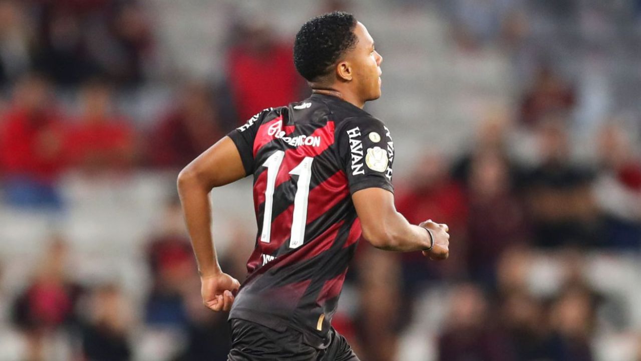 atacante-volta-a-ser-aproveitado-no-athletico-apos-250-dias