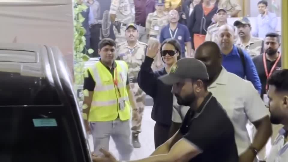 rihanna-chega-a-india-para-evento-em-parceria-com-uma-gigante-do-luxo