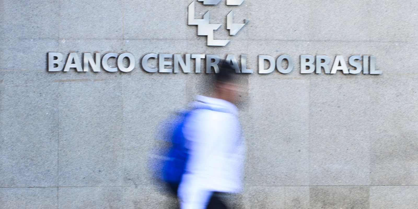 juros-elevados-mantem-pressao-sobre-endividamento-das-familias