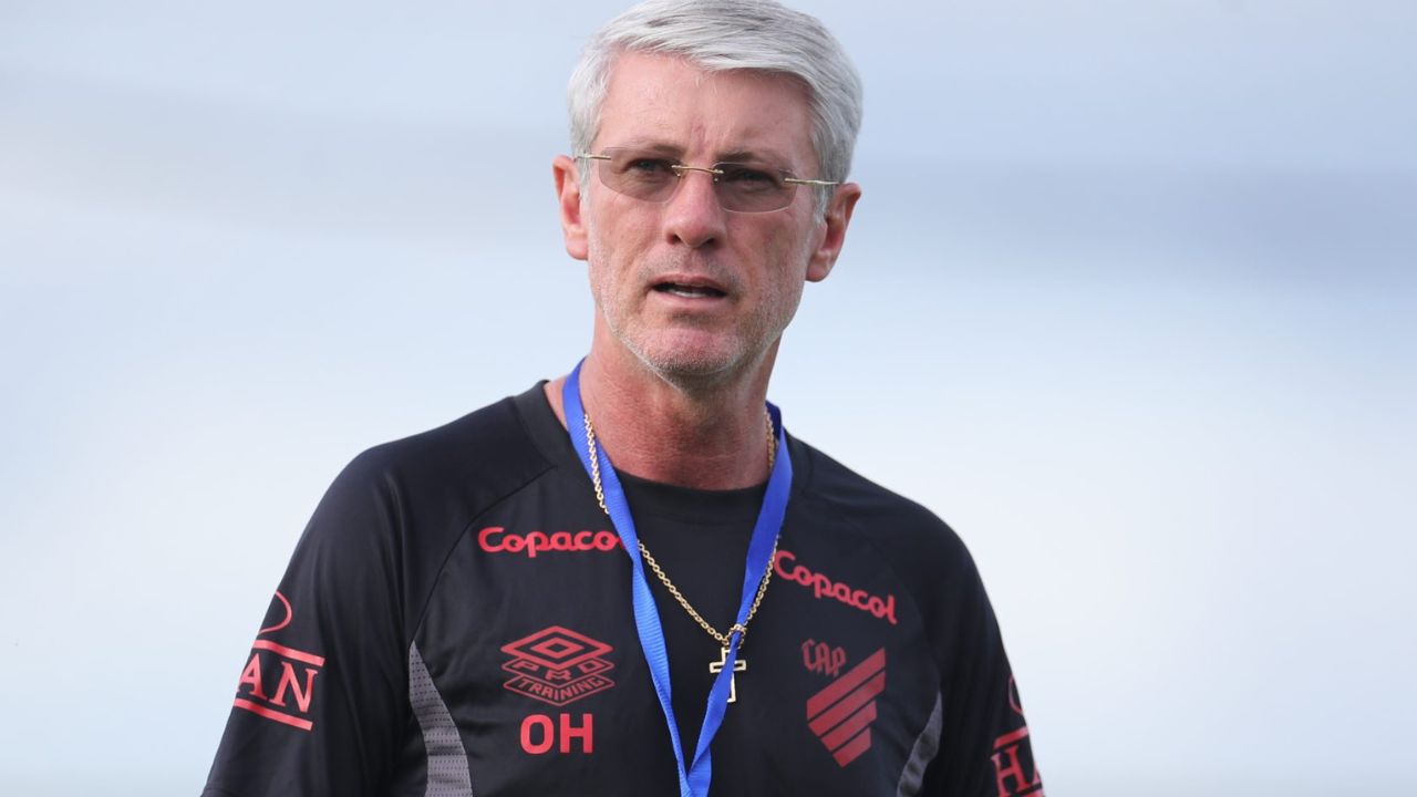 “esta-todo-mundo-endividado”:-tecnico-do-athletico-justifica-reforcos-na-intertemporada