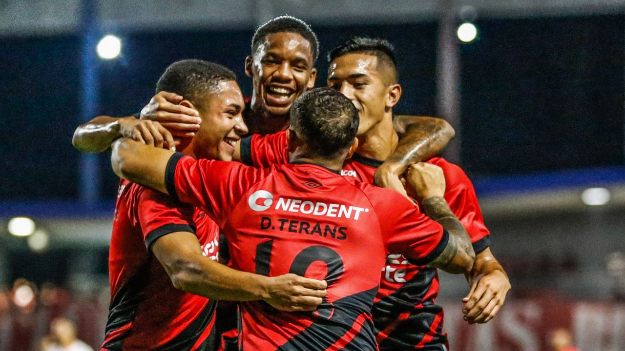gringo-com-mais-de-100-jogos-pelo-athletico-acerta-com-clube-da-serie-b