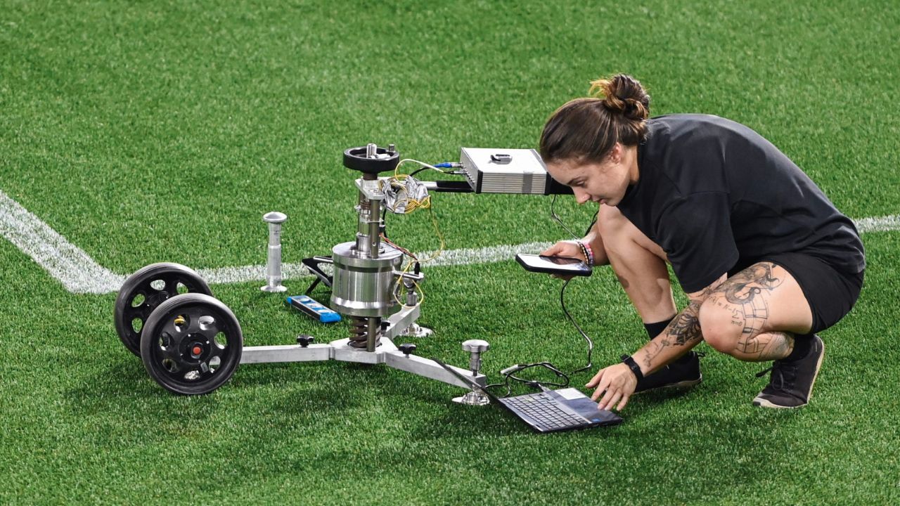 apos-polemica,-gramado-da-arena-da-baixada-e-inspecionado-pela-fifa
