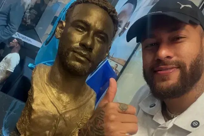 santos-homenageia-neymar-com-busto-e-estatua;-veja