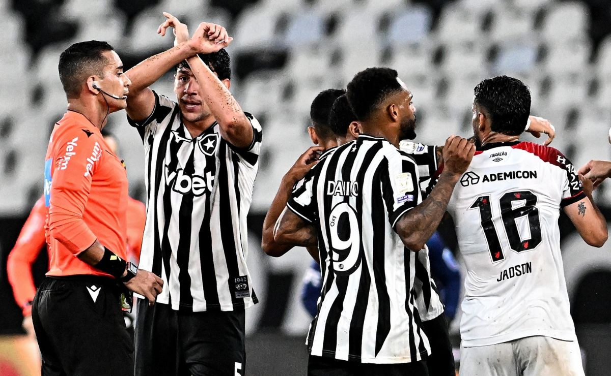botafogo-x-athletico-acaba-com-confusao-entre-jogadores-e-gesto-antirracismo 