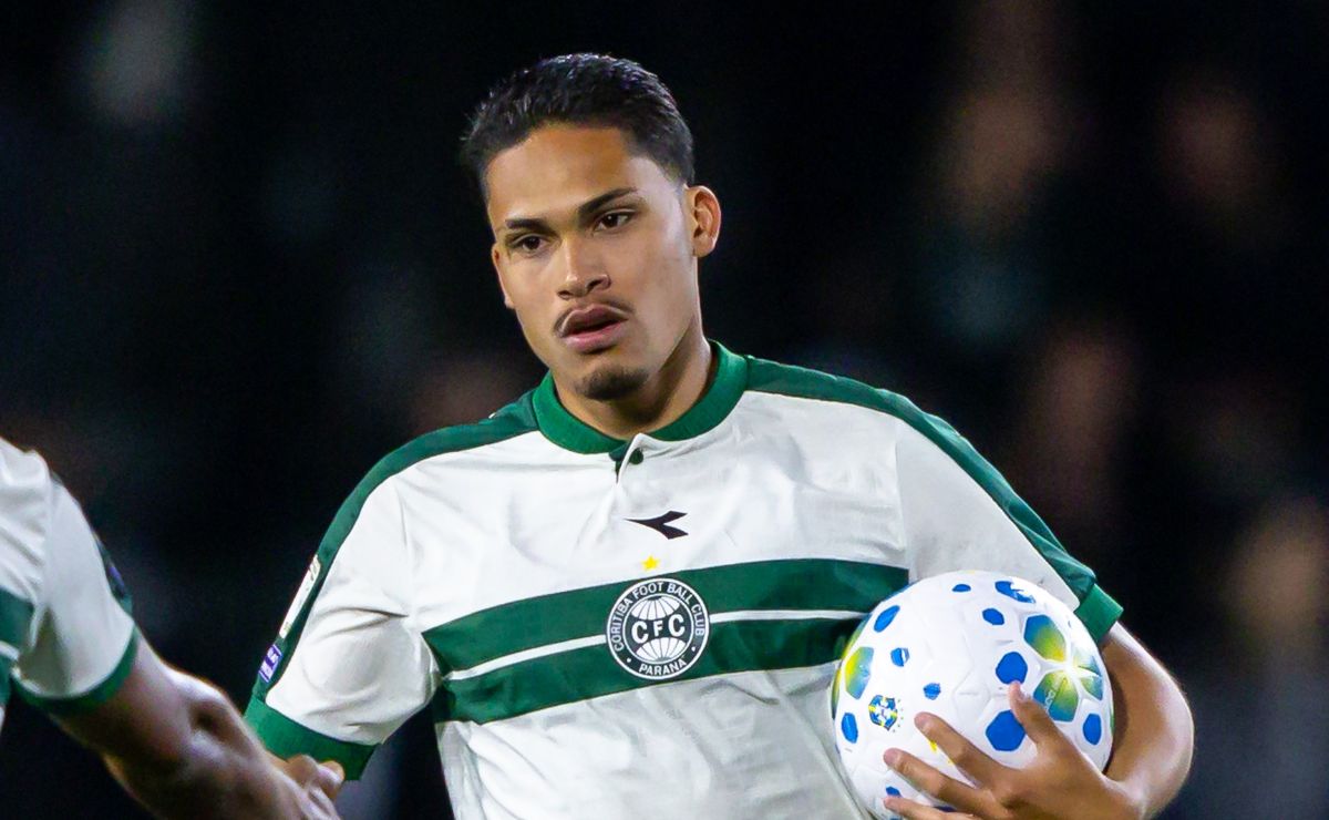 ex-flamengo-vira-arma-do-coritiba-e-bate-marca-impressionante
