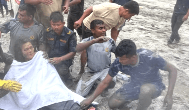 socorristas-do-nepal-resgatam-duas-pessoas-dez-dias-apos-enchentes